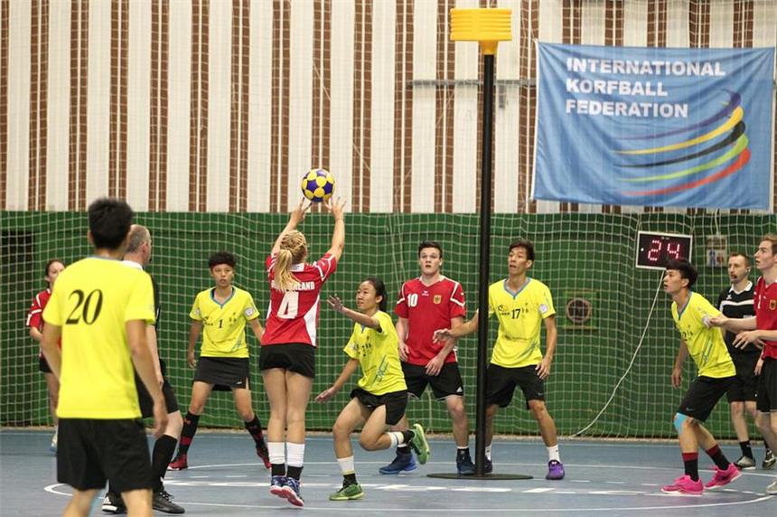 Deutschland stößt Tür zum Halbfinale auf Die deutsche U23-Auswahl, hier in den roten Trikots im Spiel gegen Taiwan, hat sich mit einem Sieg gegen England eine gute Chance auf das Erreichen des Halbfinals eröffnet.