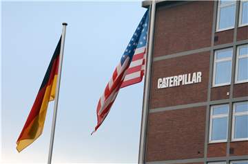 Die deutsche und die amerikanische Flagge vor der Caterpillar-Verwaltung in Wethmar - die Ratsmitglieder erklärten am Donnerstag (12.3.) einstimmig, dass sie hinter den Beschäftigten stehen.