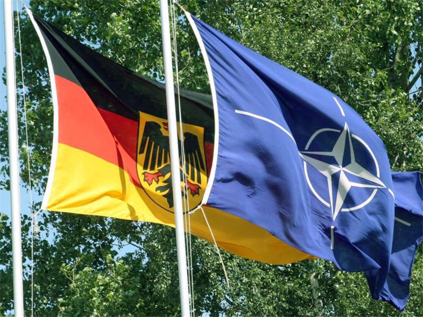 Nato-Treueschwur von Trump-Vize stößt auch auf Skepsis Die deutsche und die Nato-Fahne vor einer Kaserne. Foto: Marcus Führer