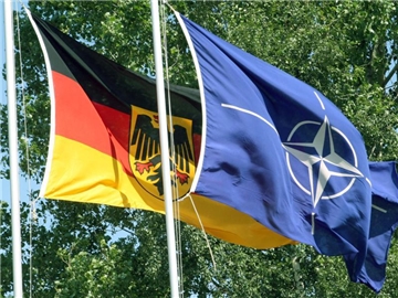 Die deutsche und die Nato-Fahne vor einer Kaserne. Foto: Marcus Führer