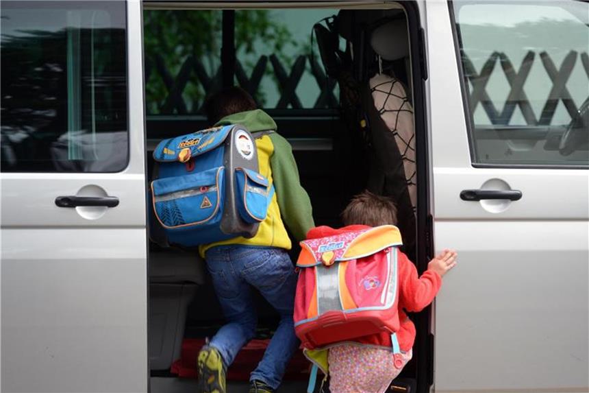 Die Deutsche Verkehrswacht rät vom „Elterntaxi“ ab. Es bewirke, dass Kinder Bewegungs- und Koordinationsdefizite bekämen und sich später unsicher im Straßenverkehr bewegten. Foto: Ralf Hirschberger