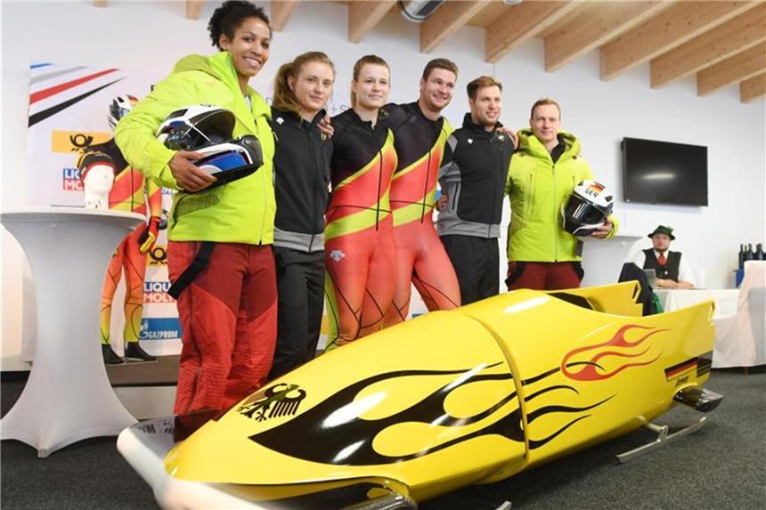 Deutsche Bobpiloten verladen Olympia-Bobs Die deutschen Bobpilotinnen und -piloten den Bob für die Olympischen Spiele 2018. Foto: Tobias Hase