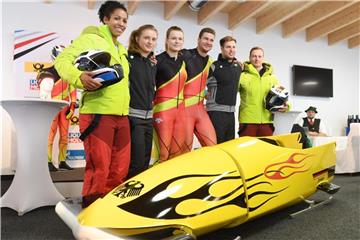 Die deutschen Bobpilotinnen und -piloten den Bob für die Olympischen Spiele 2018. Foto: Tobias Hase