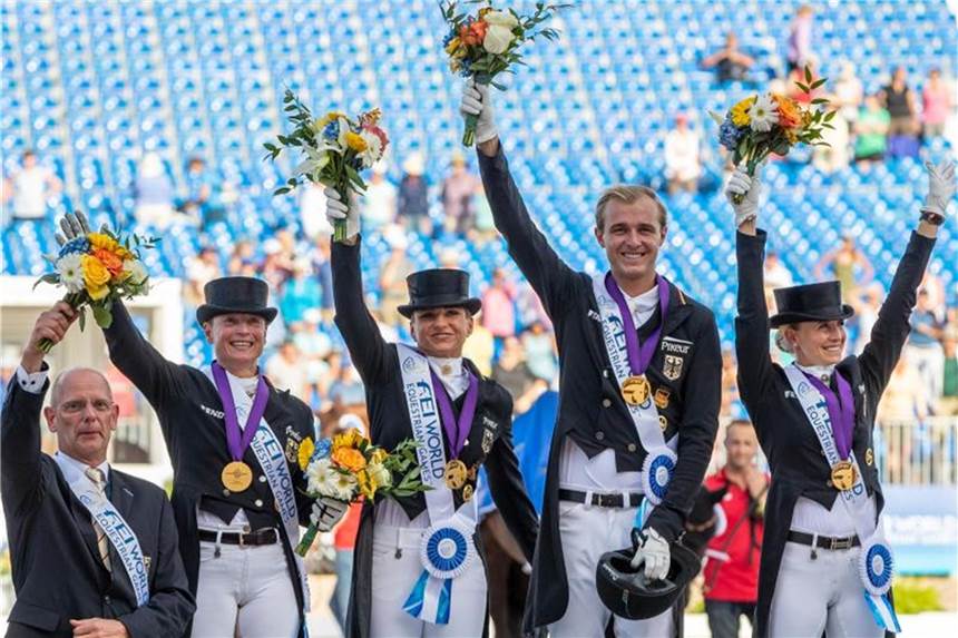 Dressur-Quartett feiert das WM-Gold nur kurz Die deutschen Dressurreiter feiern den Sieg bei der WM. Foto: Stefan Lafrentz