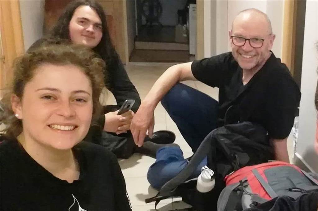 Lüner (62) schleppt Koffer für Geflüchtete und begegnet Macron und Scholz Die deutschen Helfer Hannah aus Konstanz, Laurin aus Potsdam und Rüdiger Brehm aus Lünen (v.l.).
