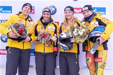 Die Deutschen Kira Lipperheide (v.l.) und Mariama Jamanka (2. Platz) sowie Ann-Christin Strack und Stephanie Schneider (1. Platz) erreichten die vorderen Plätze beim Bob-Weltcup in Innsbruck.