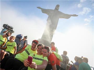 Die deutschen Rollstuhl-Basketballerinnen beim Besuch der Christus-Statue in Rio. Foto: Kay Nietfeld