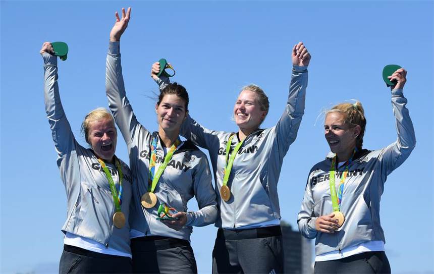Doppel-Gold! Auf die Ruderer ist Verlass Die deutschen Ruderinnen um die Dortmunder Schlagfrau Lisa Schmidla (rechts) haben Gold im Doppelvierer gewonnen.