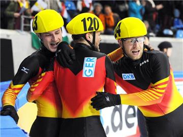 Die deutschen Shorttrack-Herren freuen sich im EM-Staffel-Finale über Bronze. Foto: Thomas Eisenhuth