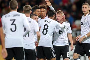 Die deutschen Spieler bejubeln Phillipp Ochs nach seinem Treffer zum 1:0. Foto: Jan Woitas