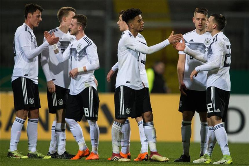 Souveräner Heimsieg der U21 - Kuntz fordert „klaren Kopf“ Die deutschen Spieler klatschen nach dem 3:0-Sieg im Spiel gegen Israel ab. Foto: Swen Pförtner
