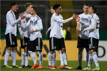 Die deutschen Spieler klatschen nach dem 3:0-Sieg im Spiel gegen Israel ab. Foto: Swen Pförtner