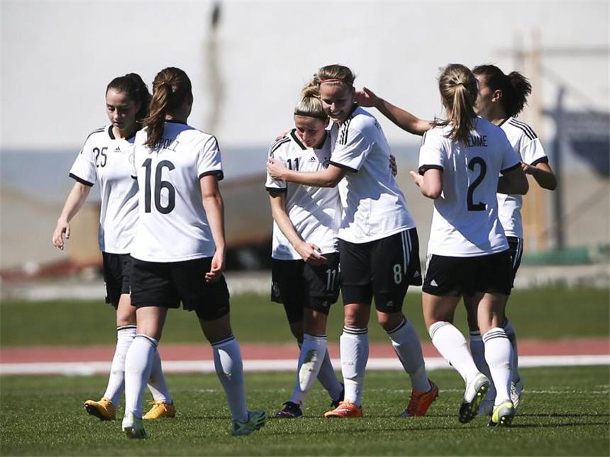 DFB-Frauen wieder in der Erfolgsspur - 2:0 gegen China Die deutschen Spielerinnen feiern das Tor von Anja Mittag. Foto: Jose Sena Goulao