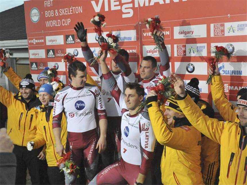 Die deutschen Teams im Viererbob von Francesco Friedrich (l) und Maximilian Arndt mussten sich den Letten (M) geschlagen geben. Foto: Mike Sturk