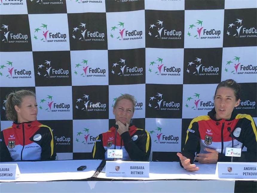 Tennis-Damen in Abstiegsrelegation gegen Ukraine Die deutschen Tennisspielerinnen um Bundestrainerin Barbara Rittner (M) bestreiten ihr Abstiegs-Relegationsspiel gegen die Ukraine. Foto: Wolfgang Müller