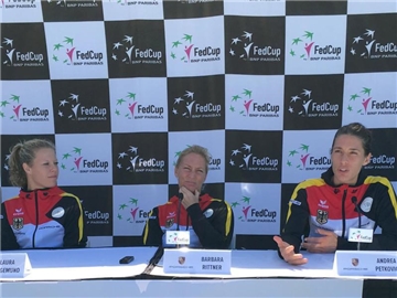 Die deutschen Tennisspielerinnen um Bundestrainerin Barbara Rittner (M) bestreiten ihr Abstiegs-Relegationsspiel gegen die Ukraine. Foto: Wolfgang Müller