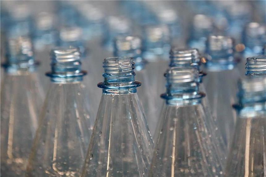 Deutsche trinken mehr Wasser ohne Kohlensäure Die Deutschen trinken immer mehr Mineralwasser ohne Kohlensäure. Im letzten Jahr stieg der Konsum um 7,5 Prozent. Foto: Ina Fassbender/dpa