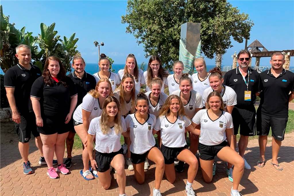 Lüner Chefarzt im WM-Kader: Mediziner verarztet U-20-Wasserballerinnen Die deutschen U-20-Wasserballerinnen mit Trainerteam und Mannschaftsarzt Dr. Müller-Mai aus dem Klinikum Lünen (2.v.r.).