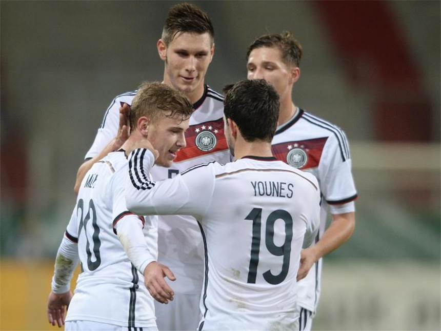 EM-Test bestanden: U 21 besiegt Niederlande 3:1 Die deutschen U21-Nationalspieler jubeln über den Testspielsieg. Foto: Armin Weigel