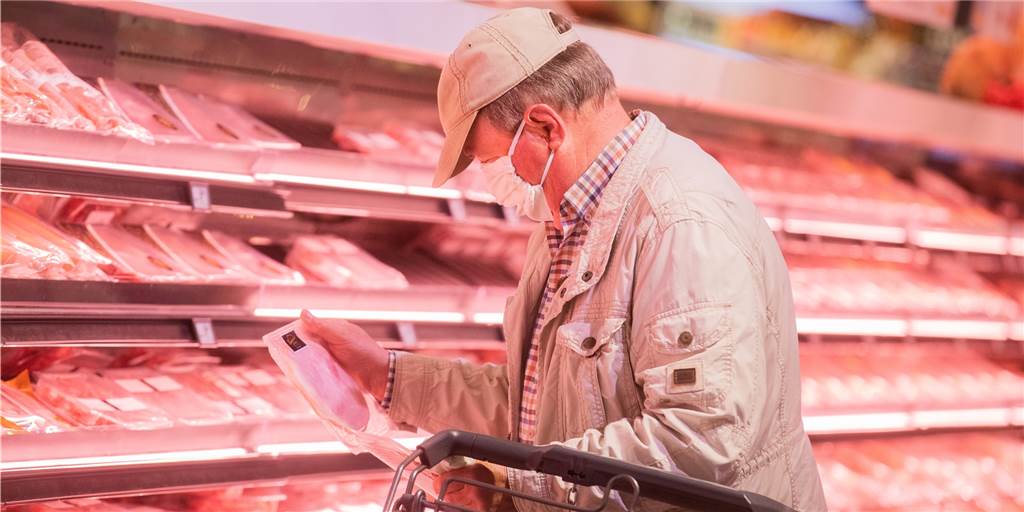 Schon ein Tag in der Woche ohne Fleisch hilft der Umwelt Ein Kunde kauft Wurst im Supermarkt.