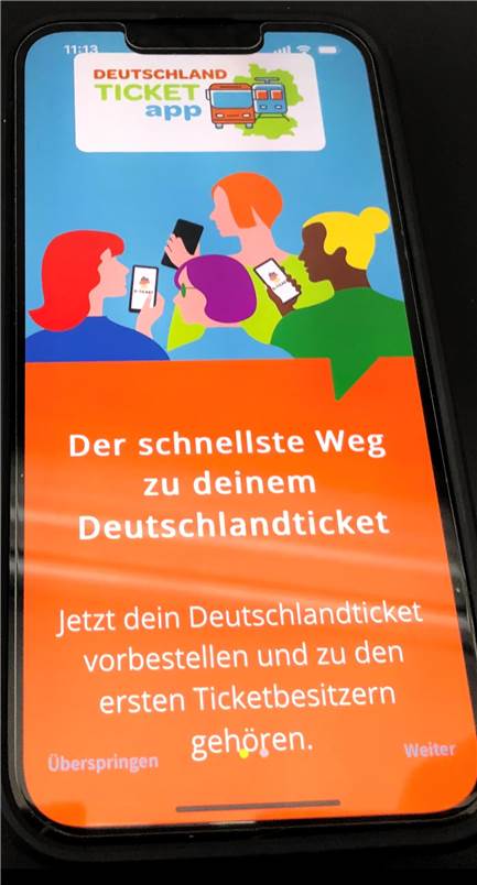 Auf einem Smartphone ist der Startscreen der Deutschlandticket-App zu sehen.