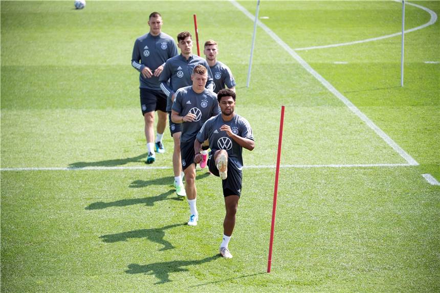 DFB-Elf startet England-Vorbereitung - UEFA untersagt Training in Wembley Die DFB-Elf hat am Samstag die Vorbereitung auf das EM-Achtelfinale gegen England aufgenommen (von vorne nach hinten): Serge Gnabry Toni Kroos, Kai Havertz, Timo Werner und Niklas Süle.