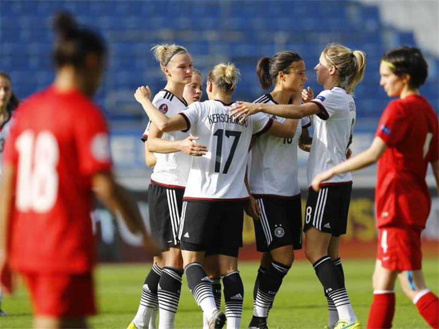 DFB-Frauen mit makelloser Bilanz auf EM-Kurs Die DFB-Frauen besiegten die Türkei mit 6:0. Foto: Sedat Suna