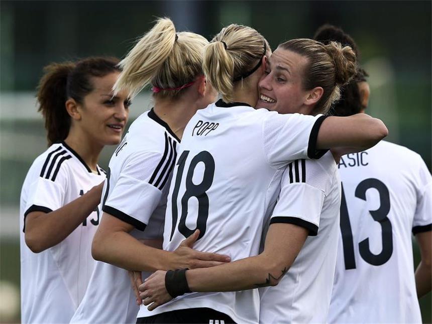 Algarve-Cup: DFB-Frauen starten mit 2:4 gegen Schweden Die DFB-Frauen jubeln über den Auftakttreffer von Simone Laudehr (r). Foto: Jose Sena Goulao