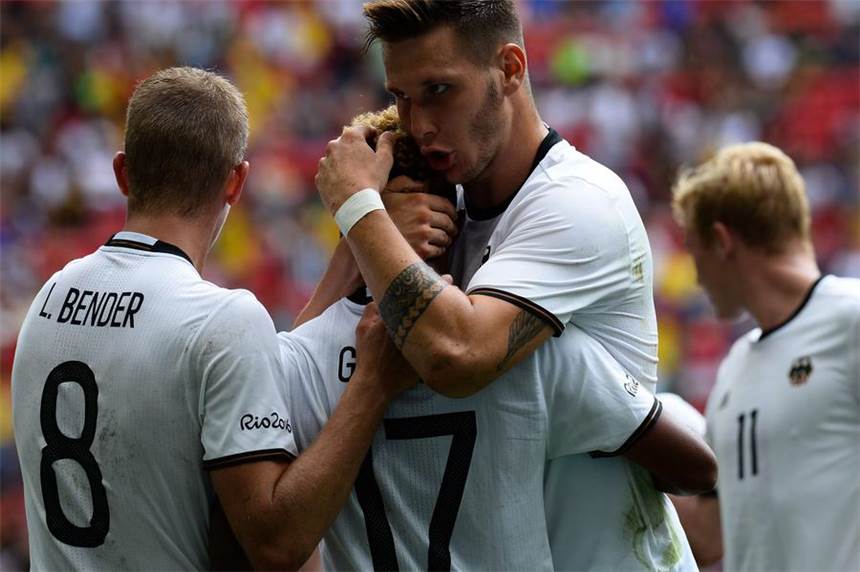 4:0 gegen Portugal - DFB-Team steht im Halbfinale Die DFB-Fußballer bejubeln den Einzug ins Halbfinale.