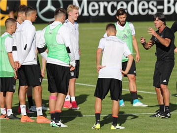Die DFB-Spieler beim Training in Herzogenaurach. Foto: Daniel Karmann