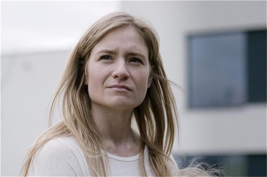 Den Entschluss muss Astrid allein fällen Die Diagnose trifft Astrid (Julia Jentsch) völlig unvorbereitet. Foto Clausz/Neue Visionen