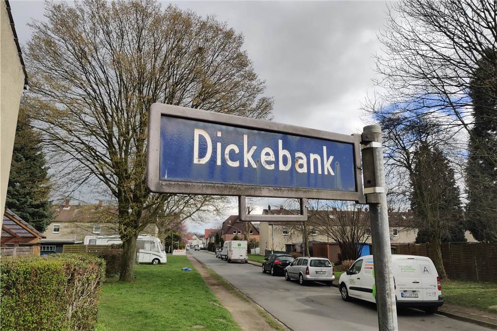 Die kuriosesten Straßennamen in der Stadt und deren Bedeutung Straßenschild "Dickebank"