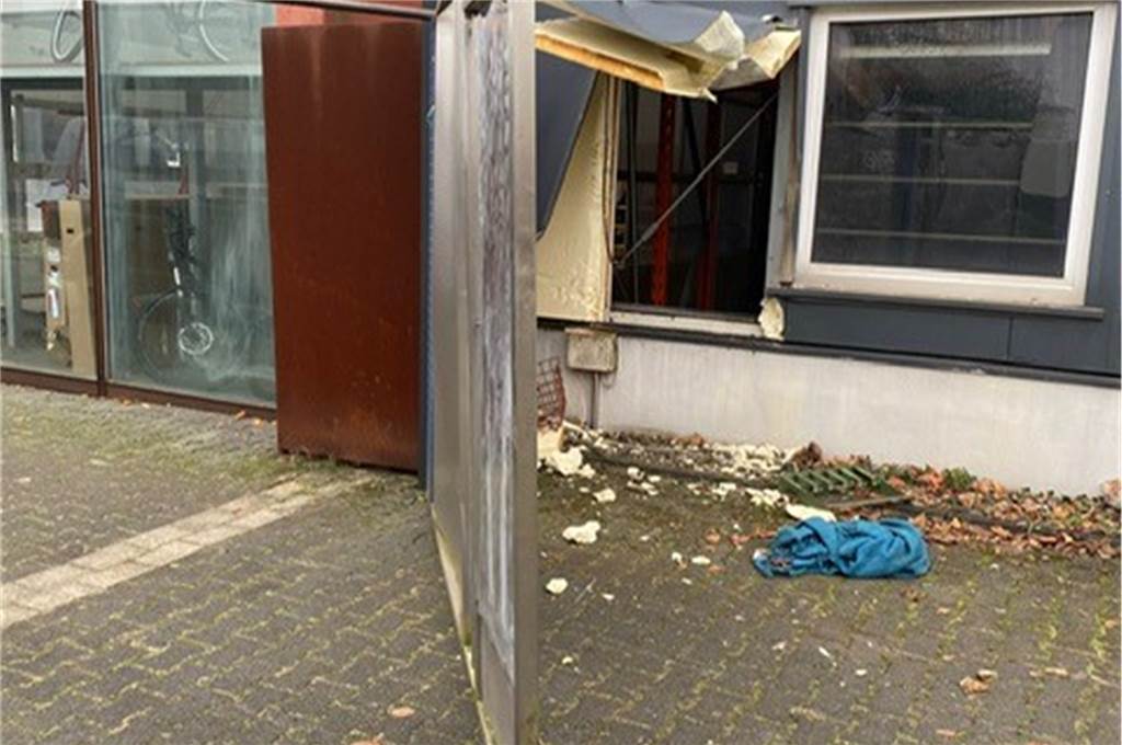 Polizei findet gestohlene Fahrräder aus Schermbeck in Duisburg Die Diebe haben die Fassade aufgehebelt.