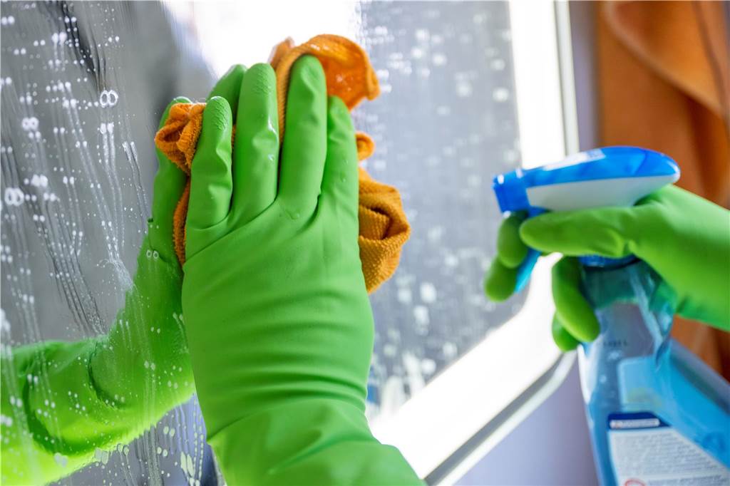 Ehepaar aus Herbern bestohlen: Reinigungskraft entpuppt sich als Diebin Jemand putzt ein Fenster.