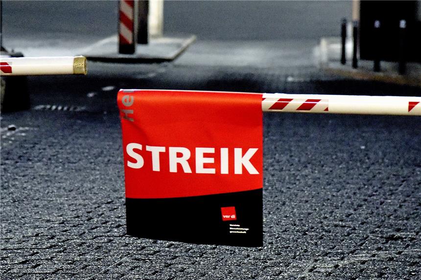 Busse in Castrop-Rauxel bleiben am Dienstag im Depot Die Dienstleistungsgewerkschaft Verdi hat zu Warnstreiks aufgerufen. Der Busverkehr am Dienstag fällt darum wahrscheinlich komplett flach.
