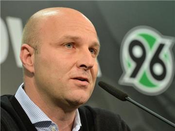 Die Dienstzeit von Dirk Dufner bei Hannover 96 endet am Samstag. Foto: Julian Stratenschulte