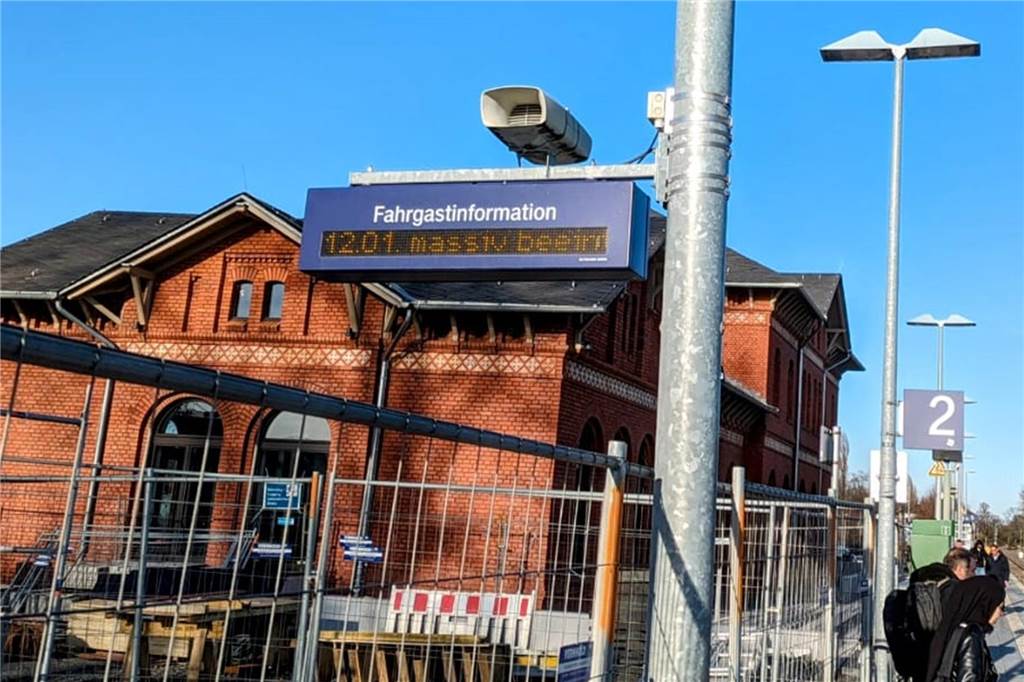 Streik und mehr: Dorstener Bahn-Pendler sind besonders stark betroffen Die digitale Fahrgastinformation am Dorstener Bahnhof muss derzeit häufig Fahrplan-Änderungen bekannt geben.
