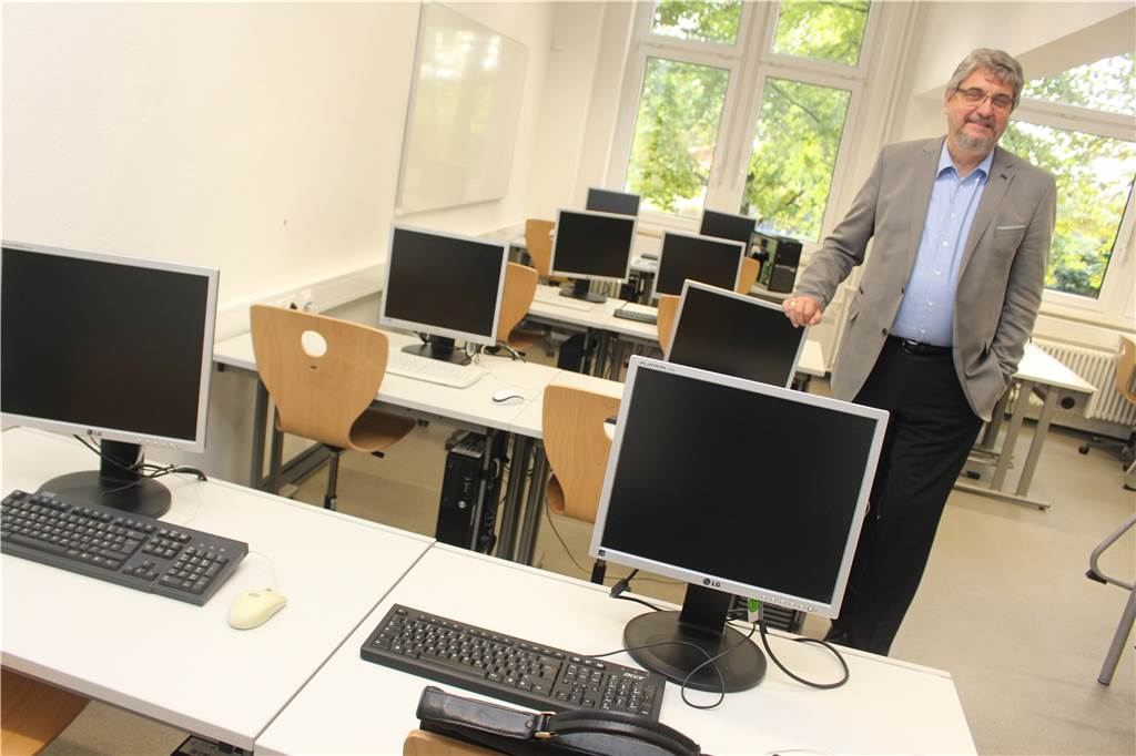 Detlef von Elsenau geht in den Ruhestand: Ein Mann verlässt seine Schule – mit Profil Die Digitalisierung des HHG war Detlef von Elsenau, hier bei der Eröffnung des Selbstlernzentrums, besonders wichtig.