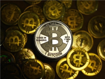 Die Digitalwährung Bitcoin erlebt derzeit einen rasanten Höhenflug an der Börse. Foto: Jens Kalaene