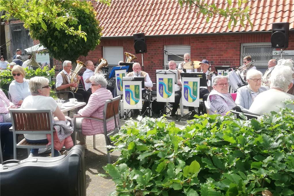 Heek und Ahaus erleben: Event „Anradeln“ hatte viel zu bieten Die Dinkelmusikanten spielten an der Wassermühle in Nienborg ein kleines Konzert.