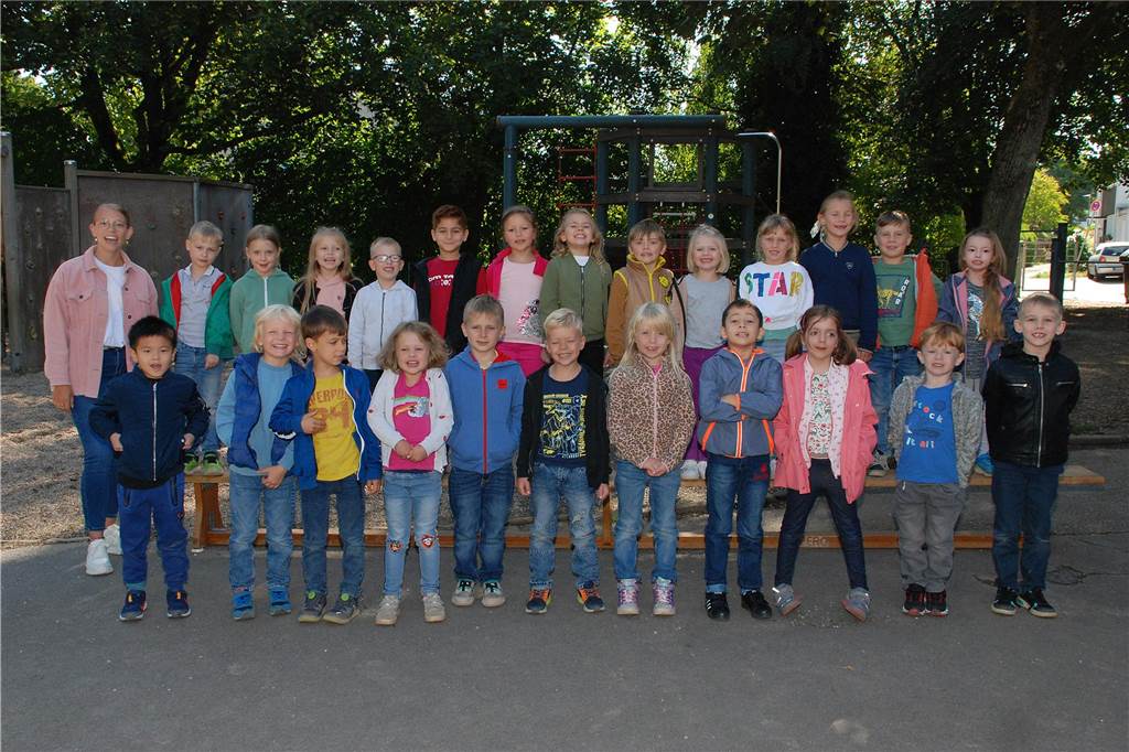 Die Dino-Klasse 1A an der Lindenschule besuchen 25 Mädchen und Jungen. Lehrerin ist Annika Weckendrup.