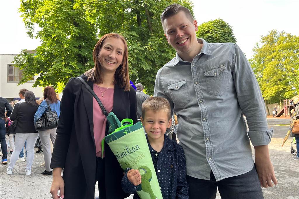 Die Dino-Schultüte suchte sich Maximilian selbst aus. Ob er vor der Einschulung aufgeregt war? "Ja!" Aber auch seine Mutter Anna Bellgardt sei etwas nervös gewesen. Nur Vater Dominik konnte ganz ruhig bleiben. 