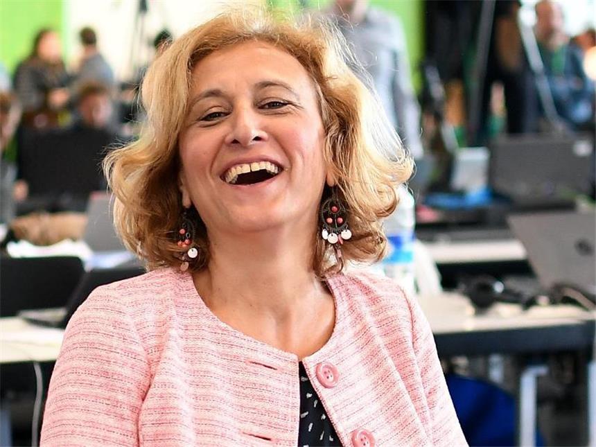 Grüne sagen offiziell Ja zu Jamaika-Gesprächen Die direkt gewählte Kreuzberger Grünen-Politikerin Canan Bayram nimmt auch am kleinen Parteitag teil. Foto: Britta Pedersen