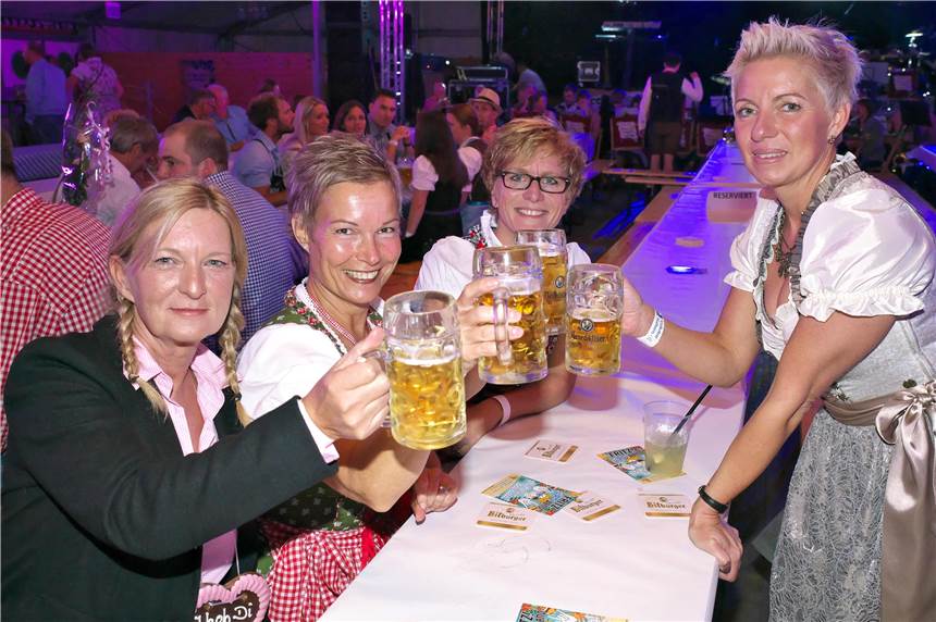 Das Oktoberfest der Schützengilde Haltern fällt aus Die Dirndl bleiben in diesem Jahr im Schrank.