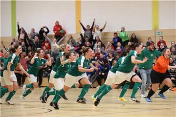 Die DJK Eintracht Dorstfeld feiert den Titel in der Halle.