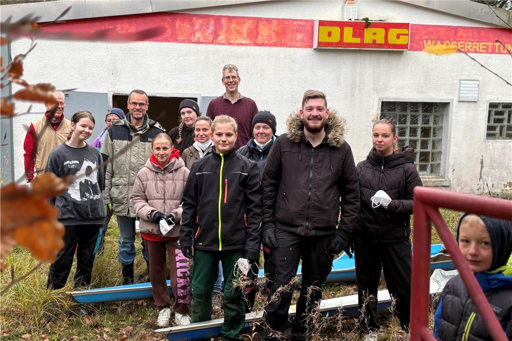 DLRG-Bootshaus am Kanal überflutet – Nun steht die Zukunft auf dem Spiel Die DLRG entrümpelt das Vereinsheim an der Kanalstraße: Hier steht das Wasser bei starkem Regen so hoch, dass die Gebäude feucht werden. Mehrfach stand sogar Wasser darin.