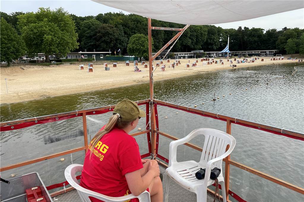 Lebensgefahr: Pascal Sparenberg warnt vor dem Schwimmen in Kanal und Lippe Die DLRG überwacht den Badebetrieb im Seebad am Halterner Stausee.
