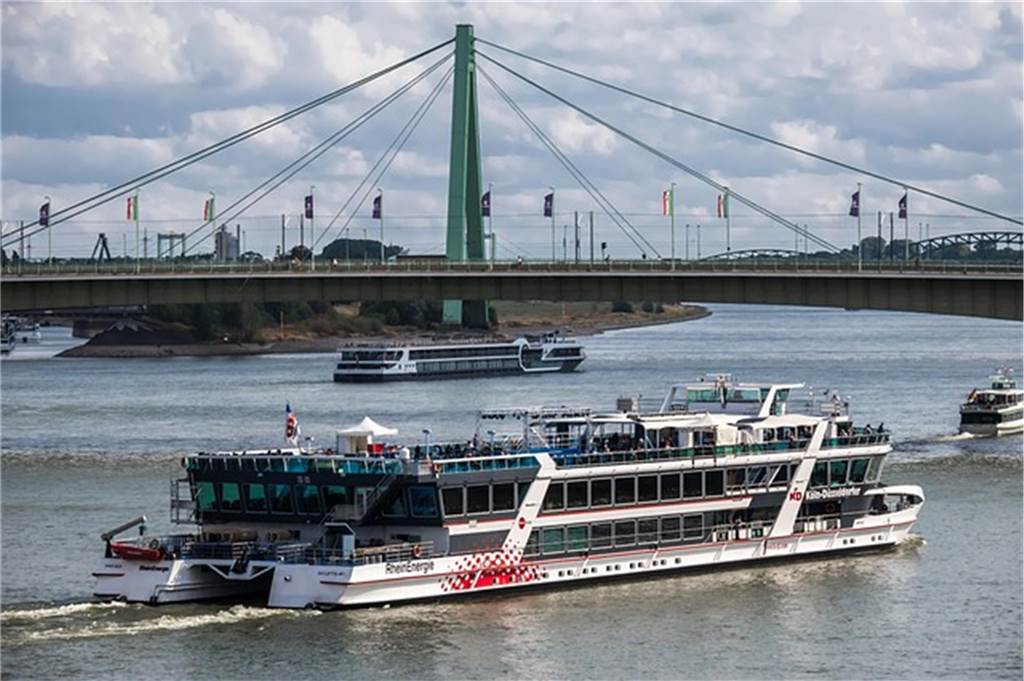 Kleine Kreuzfahrt, ganz nah: 7 Ausflugsschiffe in NRW schiff auf einem fluss
