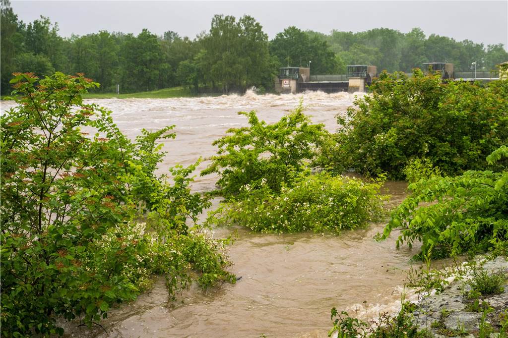 Hochwasser im Süden steigt: Warnung vor heftigen Überschwemmungen Die Donau ist beim Kraftwerk über das Ufer getreten.