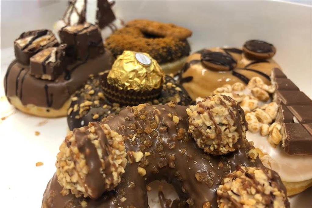 Extravagante Donuts: Lange Schlangen vor neuer Royal-Donut-Filiale in Lünen Die Donuts sind mit Rocher und Co. bestückt.